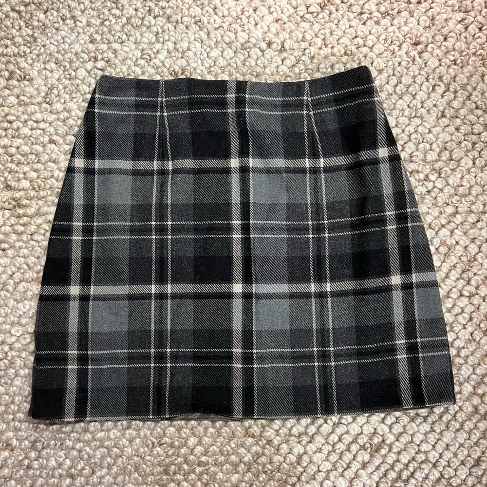 The limited plaid gray and black wool skirt, 2